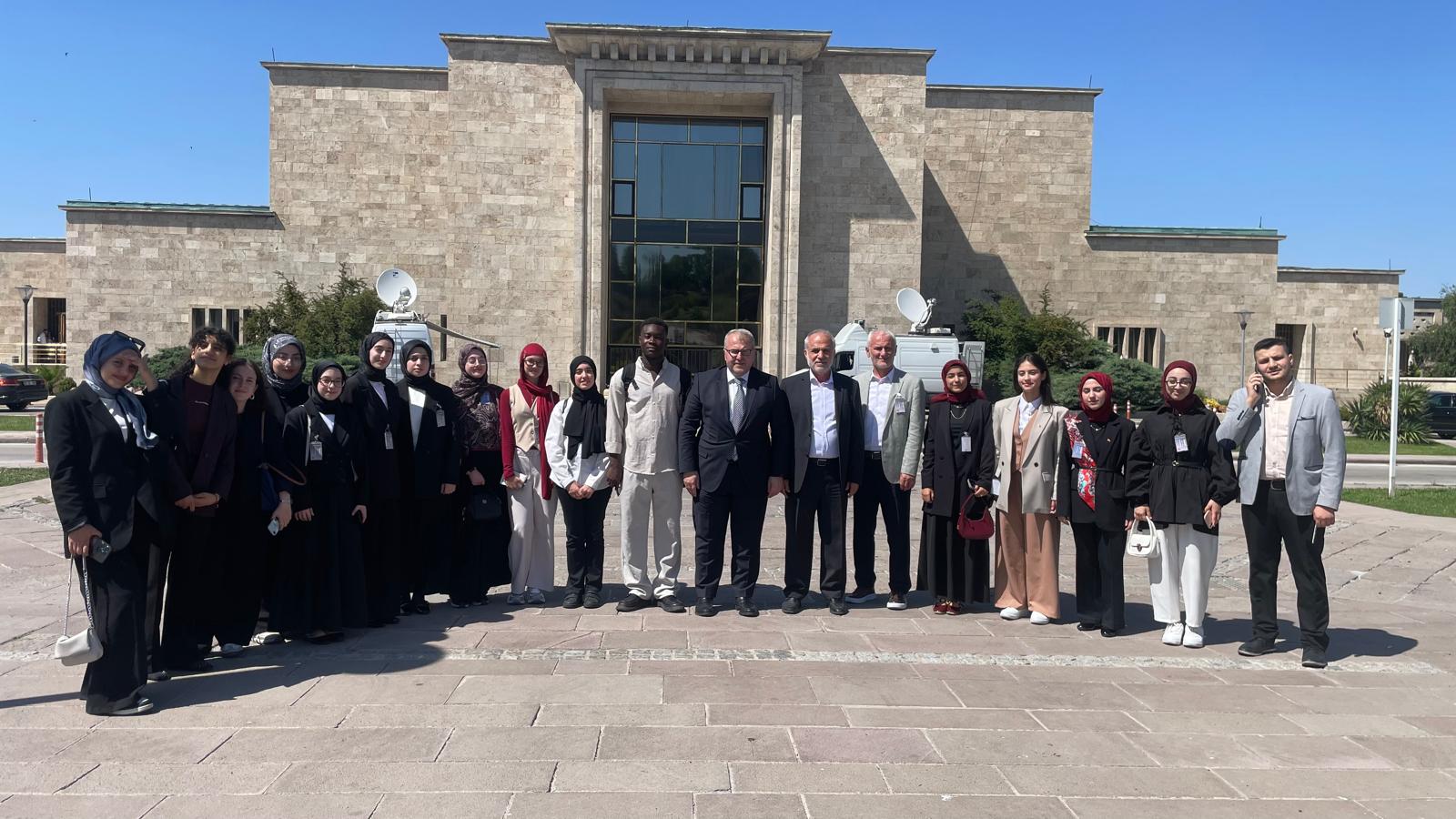 İmam Hatipli Öğrencilerden Ankara Çıkarması: Gazi Meclis’te Geleceğin Liderleri Yetişiyor