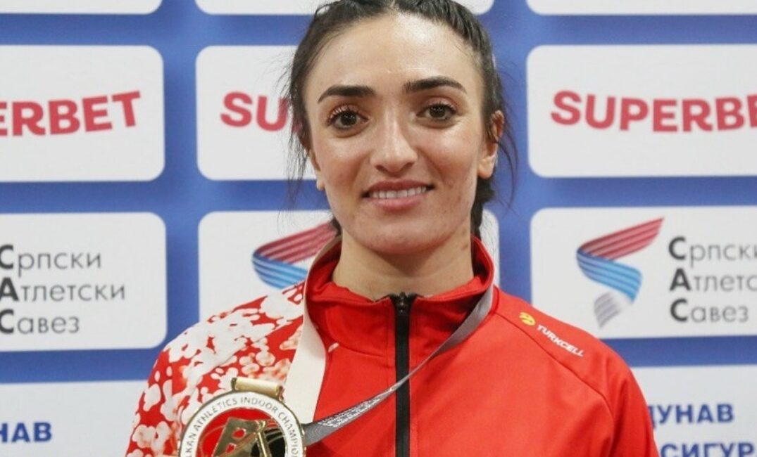 Karslı Milli Atlet Tuğba Toptaş’tan 800 Metrede Şampiyonluk! Türk atletizmi bir