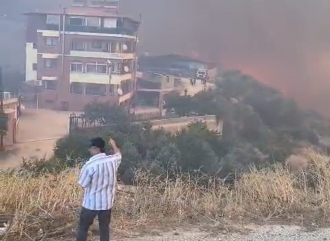 Hatay’da Orman Yangını Alarmı: Alevler Evleri Sardı, Tahliyeler Başladı