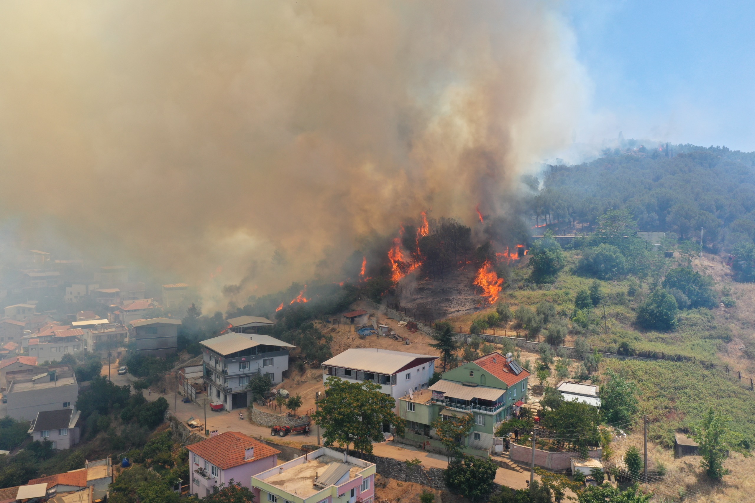 Başkan Erkan Aydın İsmetiye’deki Yangın Bölgesinde Vatandaşlarla Buluştu