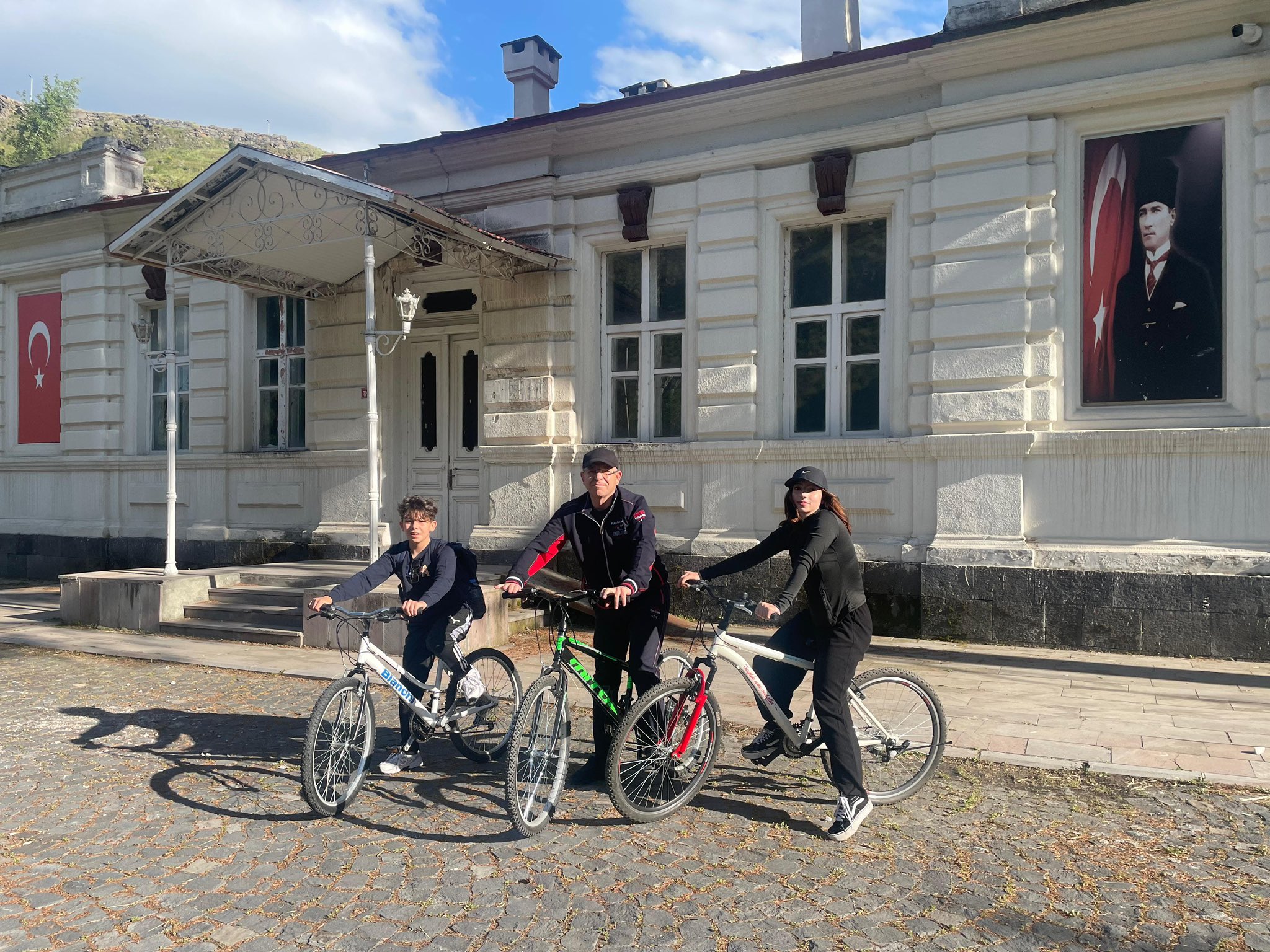 Kars Valisi Ziya Polat’tan Anlamlı Farkındalık: Çocuklarıyla Bisiklet Turu Yaptı