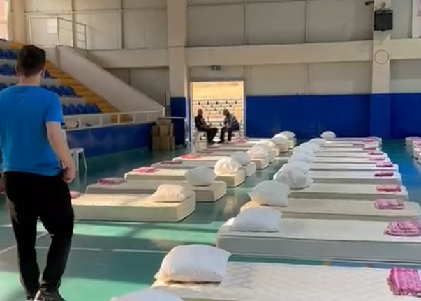 Bursa’daki Yangın Nedeniyle Tahliye Edilen Köylüler Spor Salonlarında Misafir Ediliyor