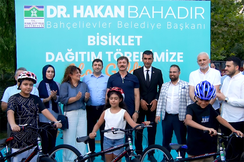 Bahçelievler Belediyesi Gençlere Bisiklet Dağıtımlarına Devam Ediyor