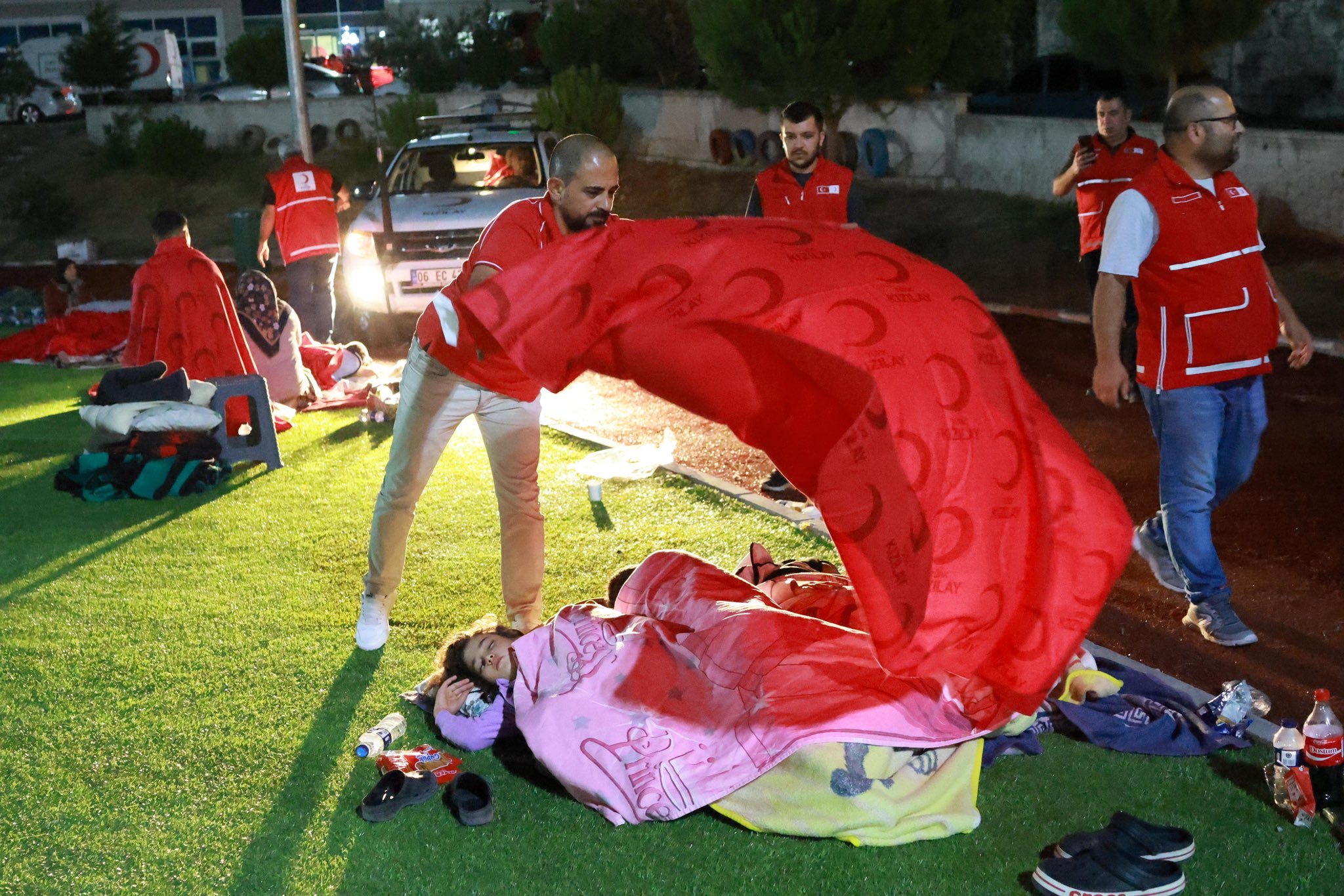 Türk Kızılay, Balıkesir Sındırgı’da Depremzedelere ve Müdahale Ekiplerine Beslenme Desteği Sağlıyor