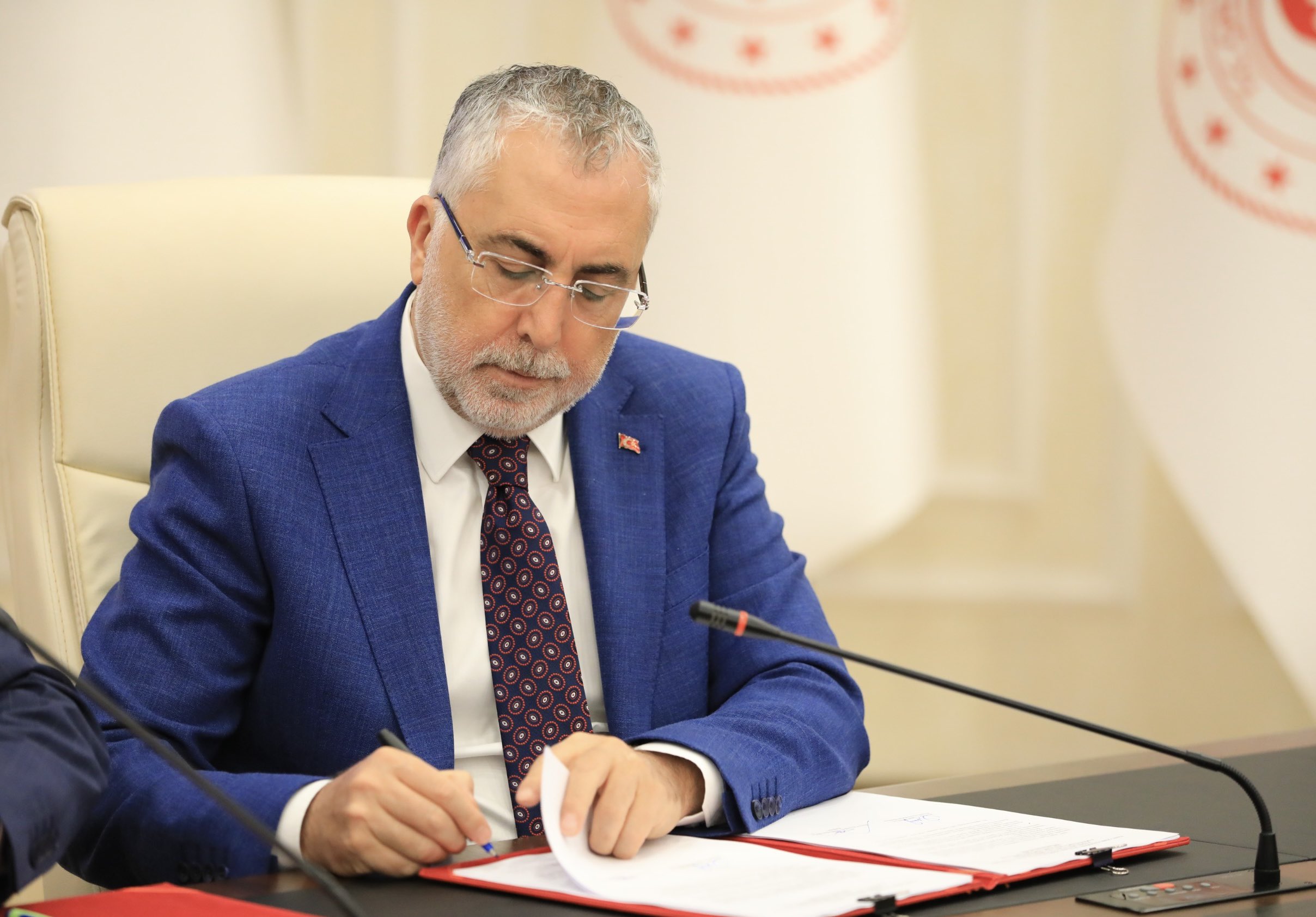Bakan Işıkhan: 2026-2027 Toplu Sözleşme Görüşmeleri Tamamlandı, 80 Milyar Liralık Kazanım Sağlandı