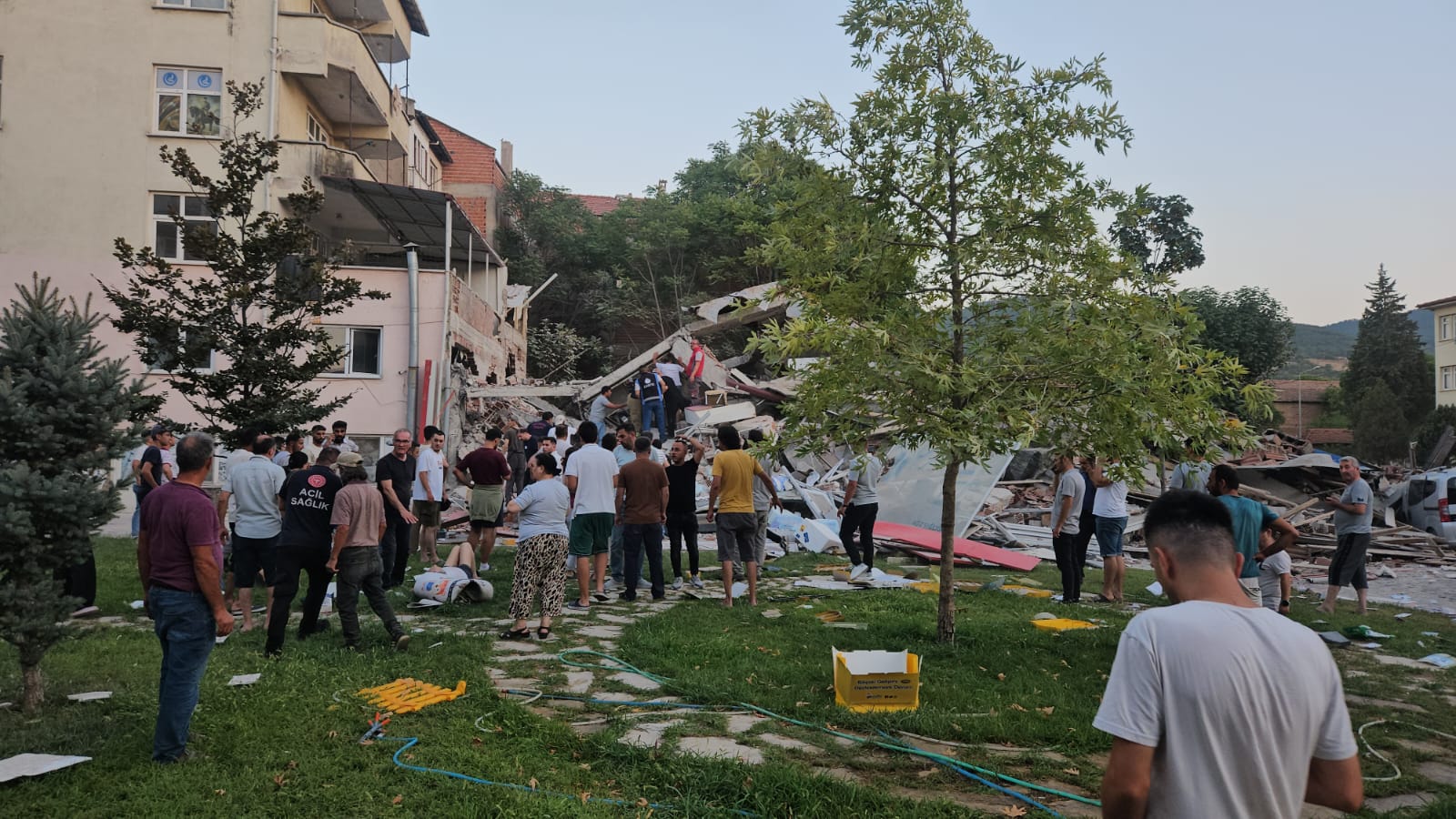 Balıkesir’deki Depremde Yıkılan Binanın Müteahhidi ve Yapı Sahibi Adliyeye Sevk Edildi