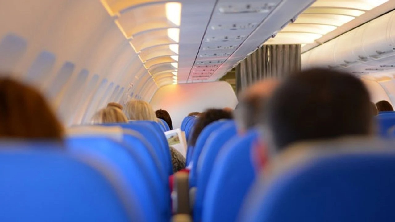 Uçak Yolculuklarında Ücretsiz Su İkramı Zorunlu Hale Getirildi