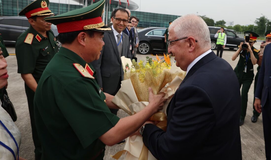 Milli Savunma Bakanı Yaşar