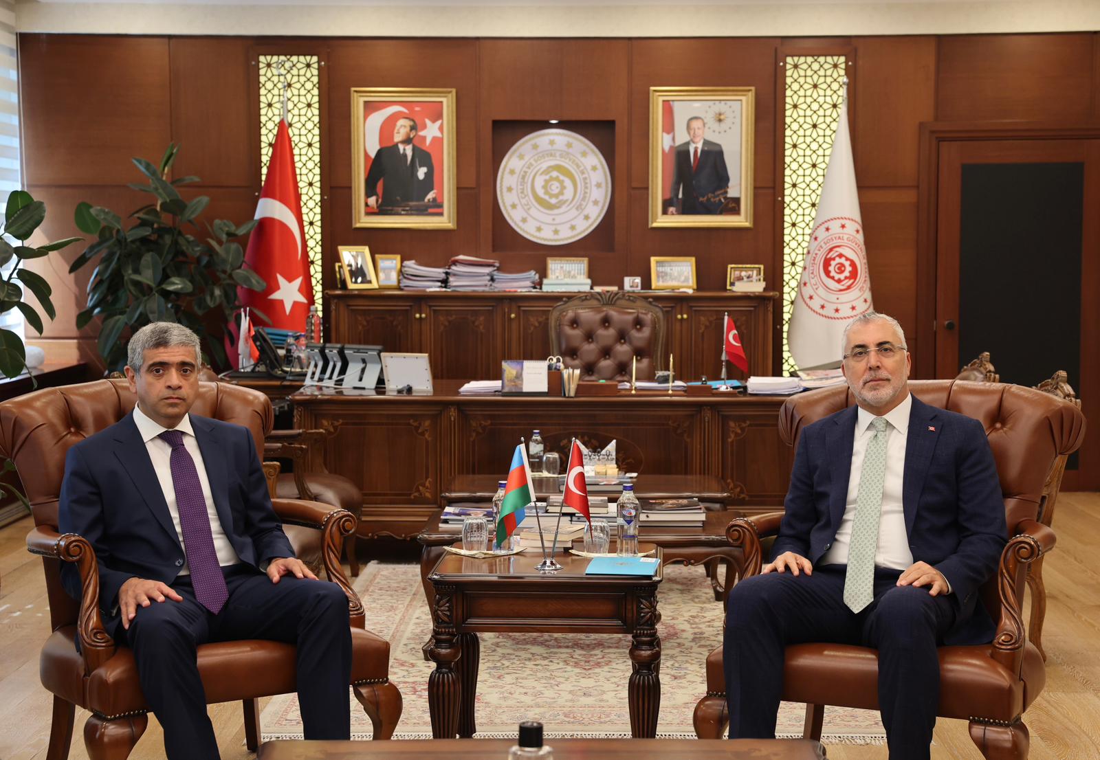 Bakan Işıkhan, Azerbaycanlı Mevkidaşı Aliyev ile Bir Araya Geldi