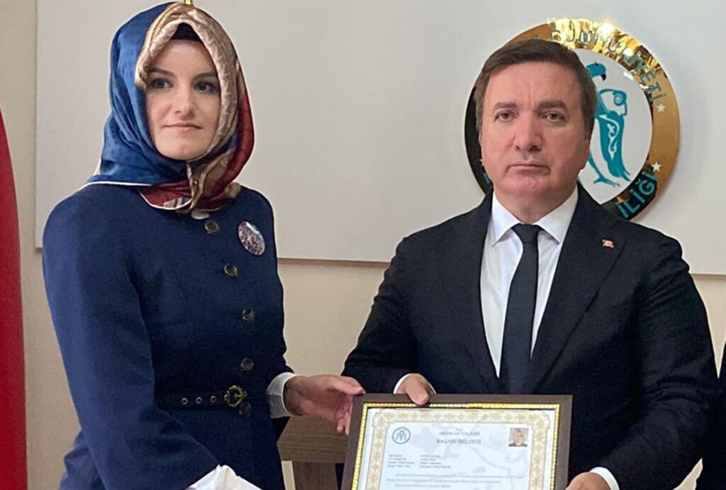 Erzincan Valisi Hamza Aydoğdu, Öğrencisi İçin Yardım Talebinde Bulunan Öğretmeni Ödüllendirdi