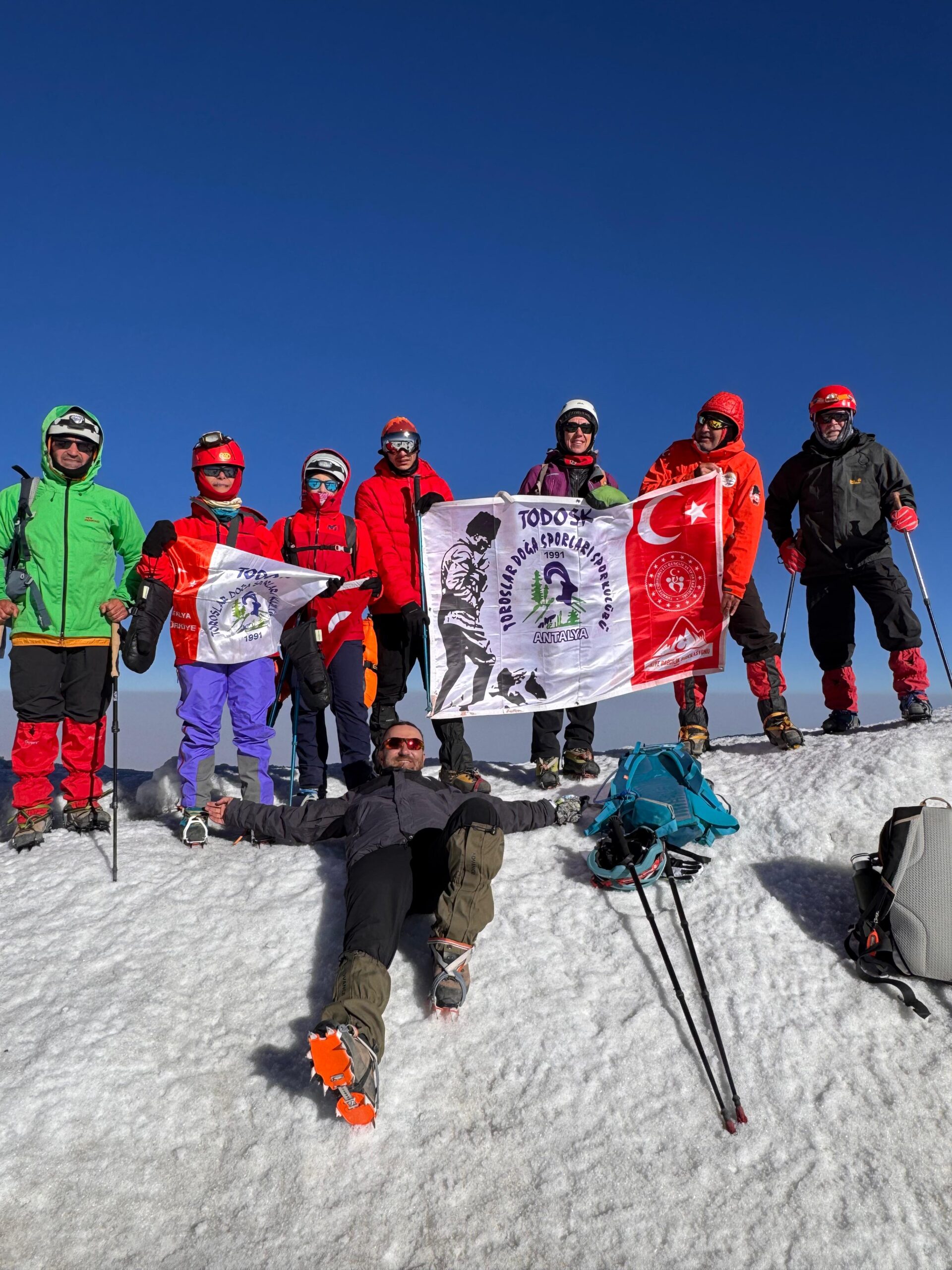 TODOKS 30 Ağustos Zafer Bayramını Ağrı Dağı Zirvesinde Kutladı