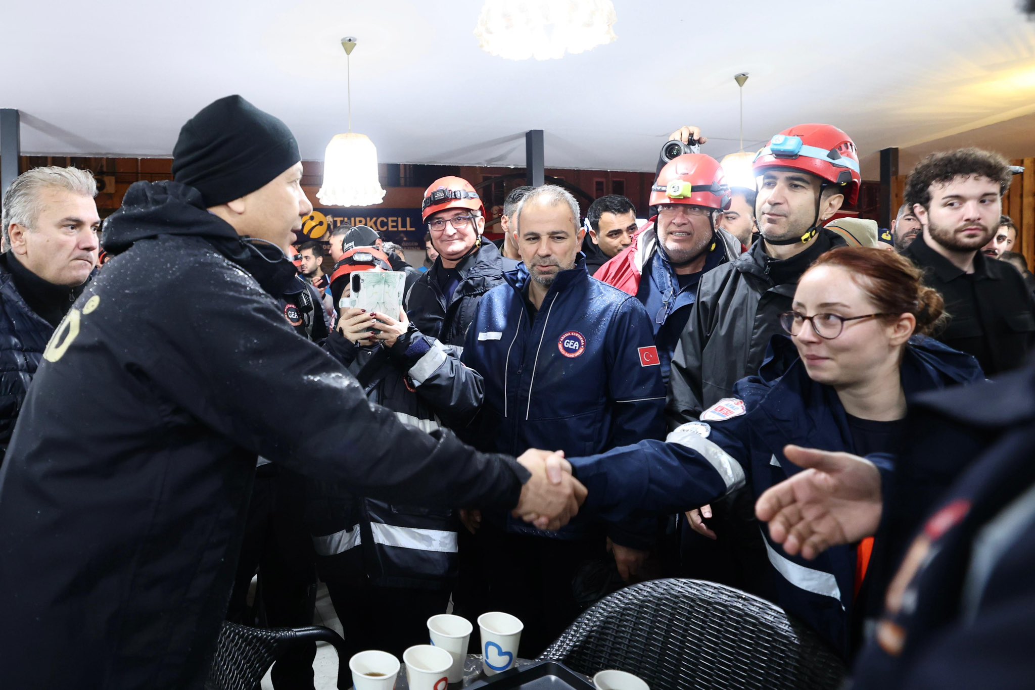 Bakan Yerlikaya, Sındırgı’daki Deprem Bölgesinde İncelemelerde Bulundu