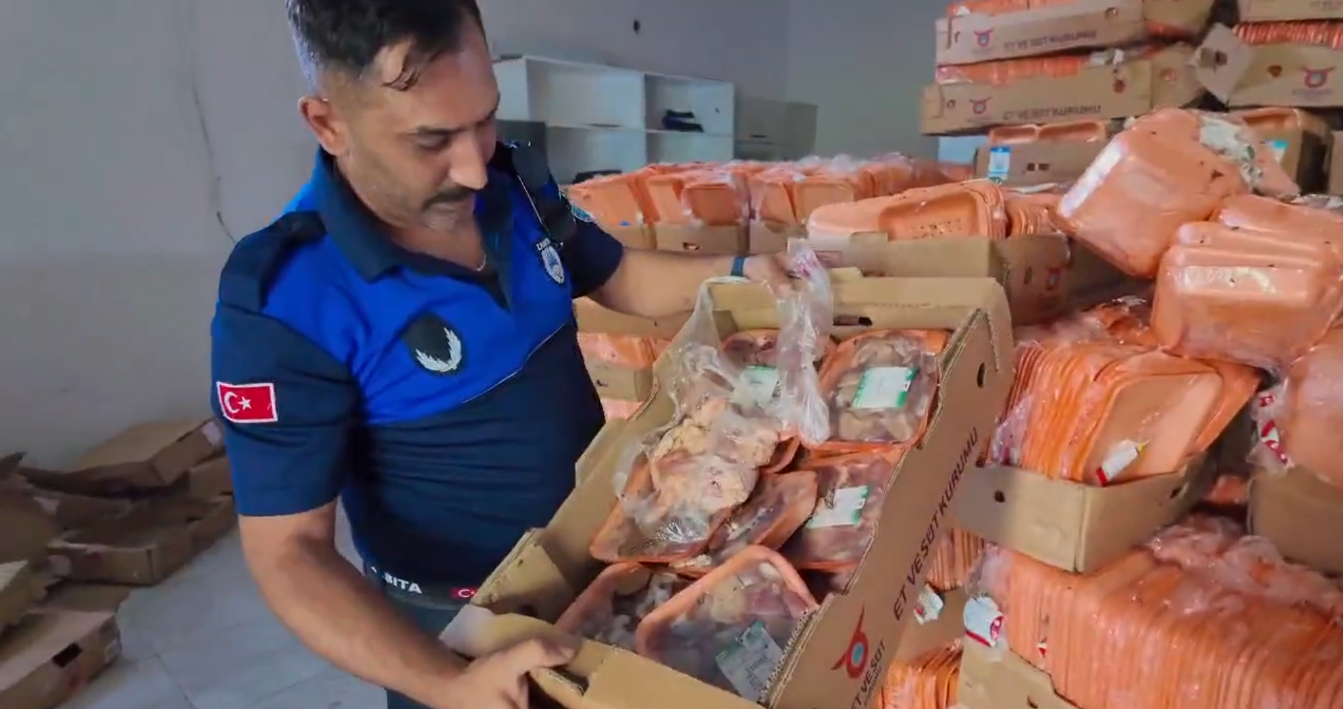 Antalya Aksu’da 25 Ton Tarihi Geçmiş Tavuk Ürünü Ele Geçirildi