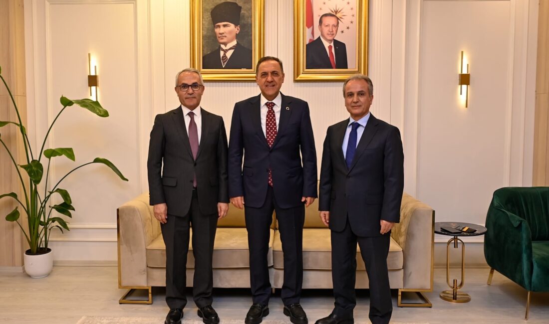 Vali Usta Meslektaşlarını Makamında