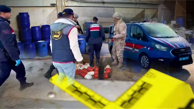 İzmir’de Dev Uyuşturucu Operasyonu: 5,5 Milyon Hap Üretilebilecek Hammadde Ele Geçirildi İzmir’de Jandarma ekipleri tarafından