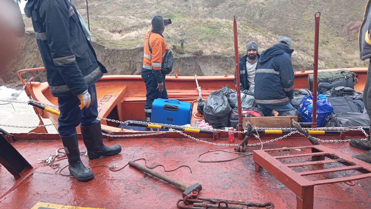 Karadeniz’de Türk Gemisi Karaya Oturdu: 11 Mürettebat Tahliye Edildi