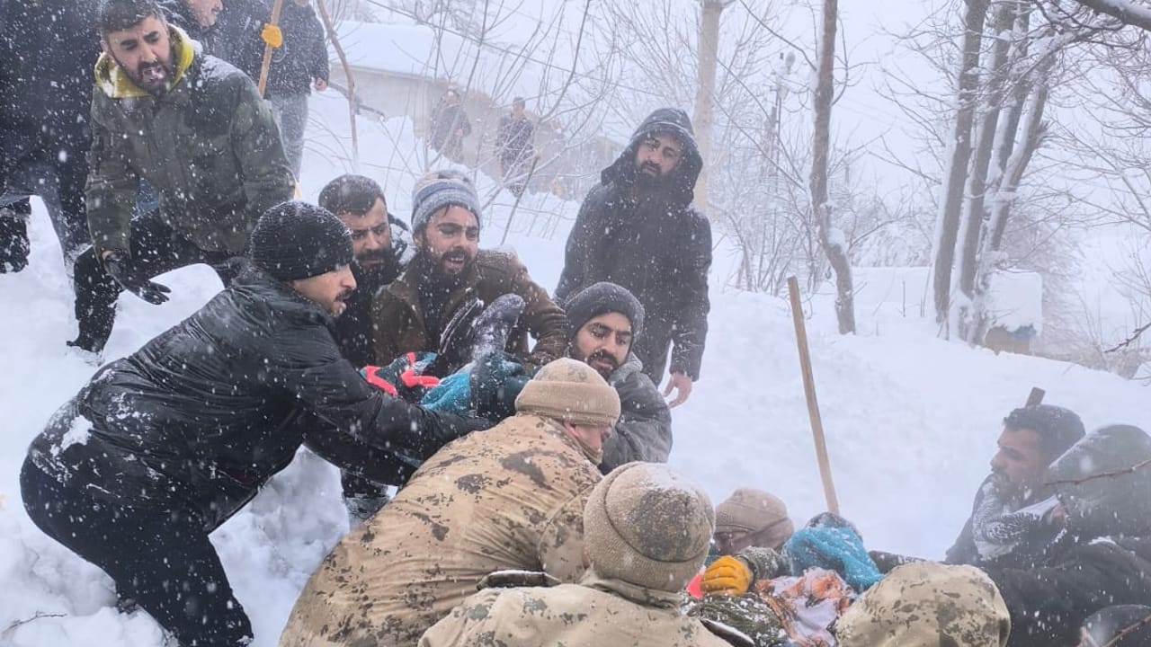 Van Çatak’ta Çığ Felaketi: Hastaneye Kaldırılan Gülnaz Bitik Hayatını Kaybetti