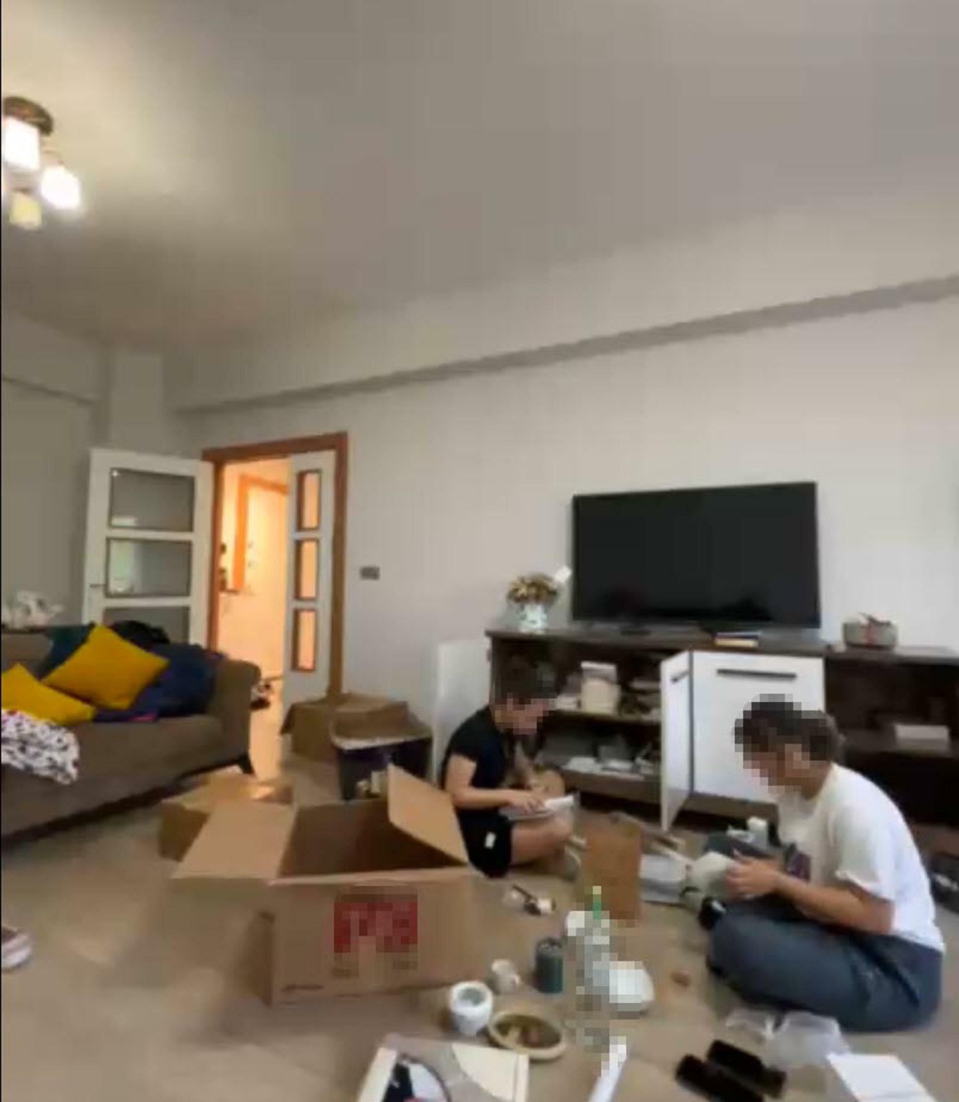 İzmir’de Kız Öğrencileri Evinde Çalıştırdığı İddia Edilen Öğretmen Görevden Uzaklaştırıldı