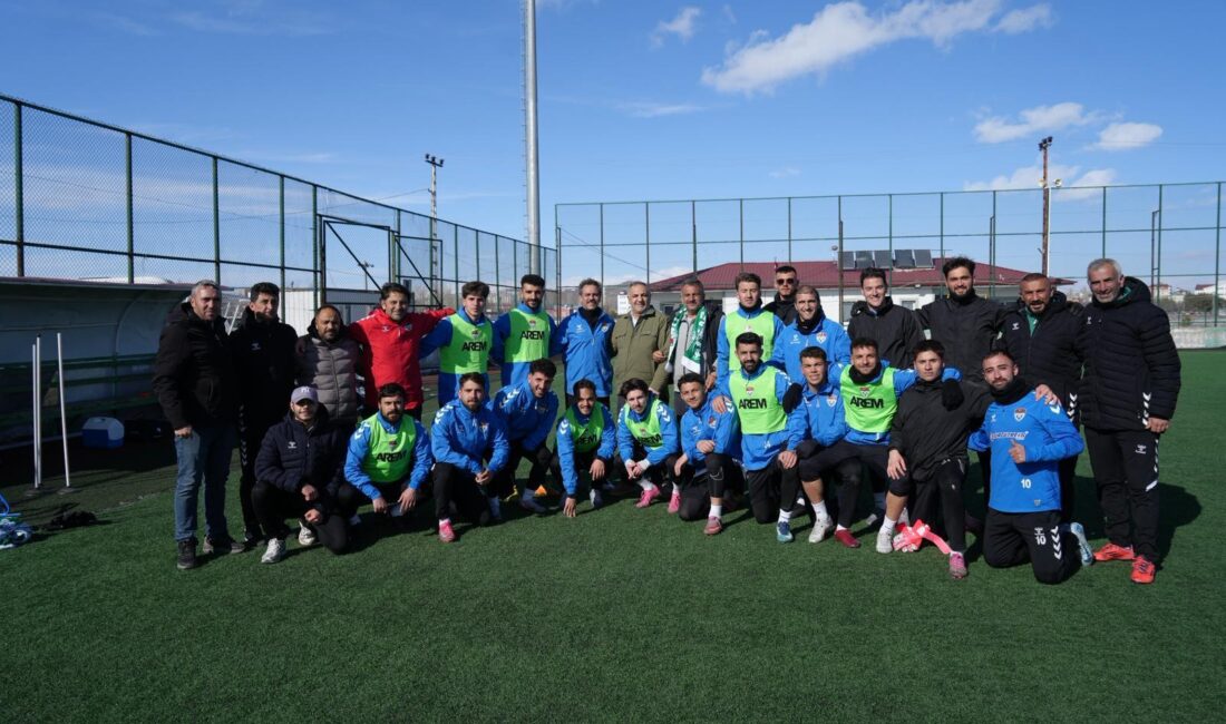Erkan Kolçak Köstendil, Kars 36 Spor’un antrenmanını ziyaret etti Ünlü oyuncu Erkan Kolçak