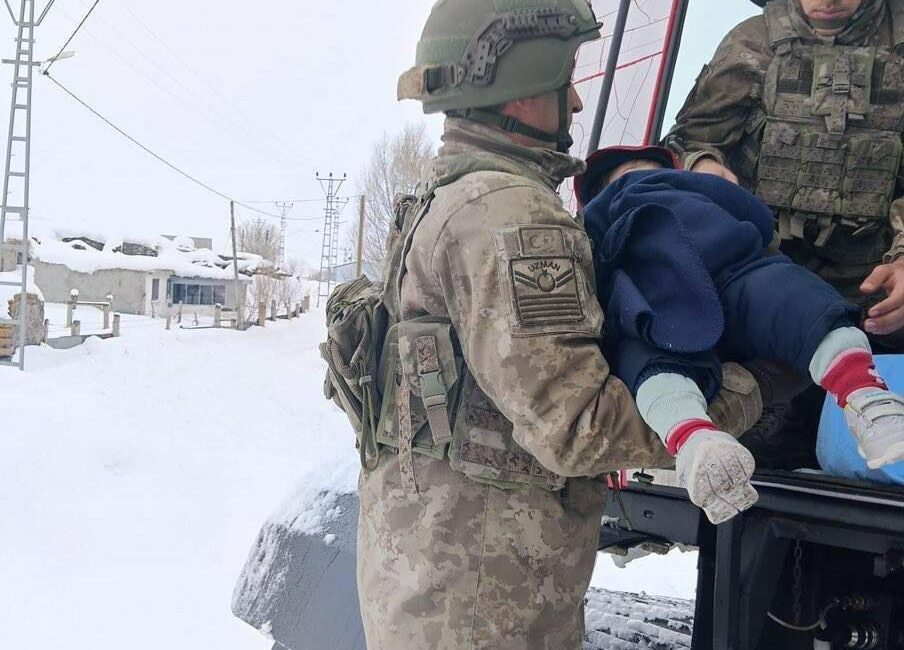 Kars’ta Kar Nedeniyle Yolu Kapanan İki Çocuğun İmdadına Mehmetçik Yetişti Kars’ın Akyaka ilçesinde yoğun