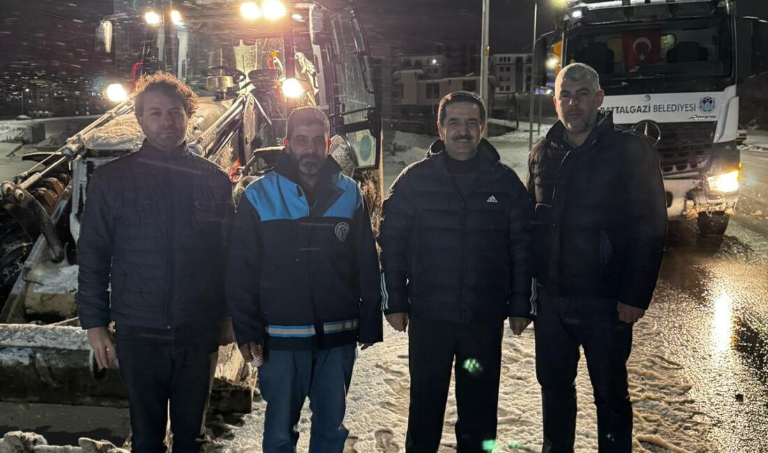 BAŞKAN TAŞKIN KAR MESAİSİNİ GECE BOYU SAHADA TAKİP ETTİ Ana Sayfa › Genel