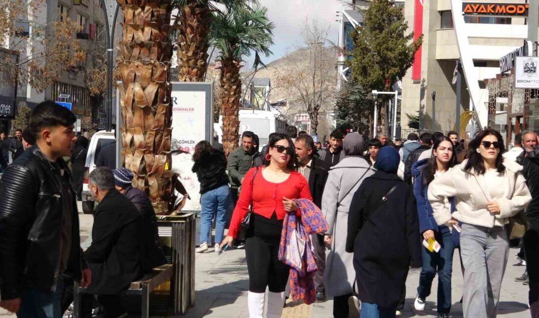 Van’da bayram telaşı: Caddeler doldu taştı