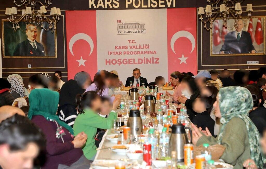 Kars’ta Dünya Yetimler Günü’nde Anlamlı İftar Buluşması Kars’ta Vali Ziya Polat