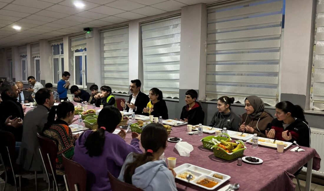 Susuz Kaymakamı Tutal, İftar Programında öğrencilerle buluştu Gülüzaroğlu Abdullah İmam Hatip