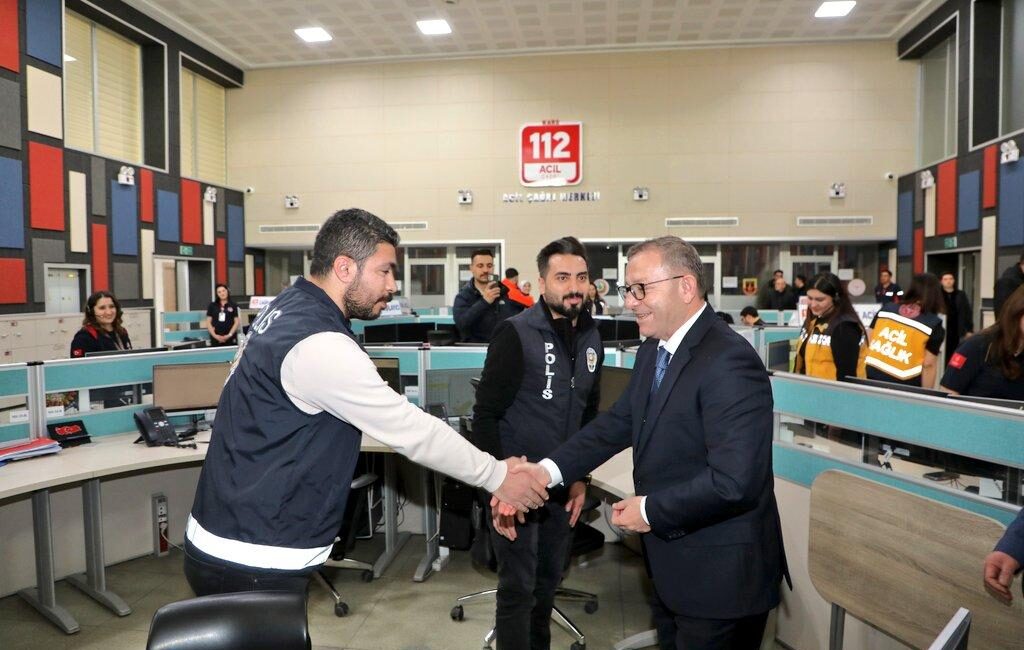 Vali Ziya Polat Bayram Mesaisindeki Personeli Unutmadı Kars Valisi Ziya Polat,