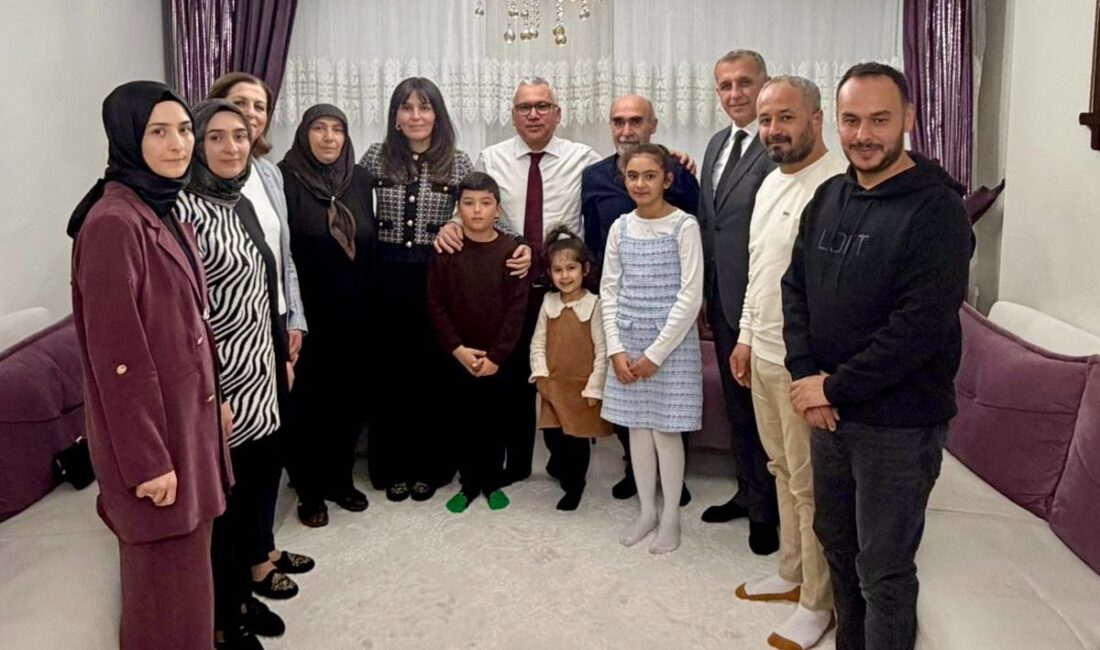 Vali Yılmaz Şimşek ve Eşi Şehit Ailesiyle İftar Sofrasında Buluştu Sivas Valisi Yılmaz Şimşek,
