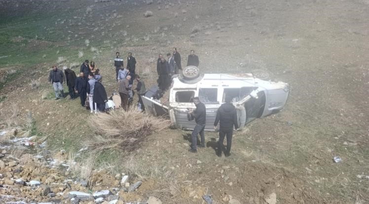 Van’da kamyonet şarampole devrildi: 4 yaralı Van-Hakkari kara yolunda kamyonetin
