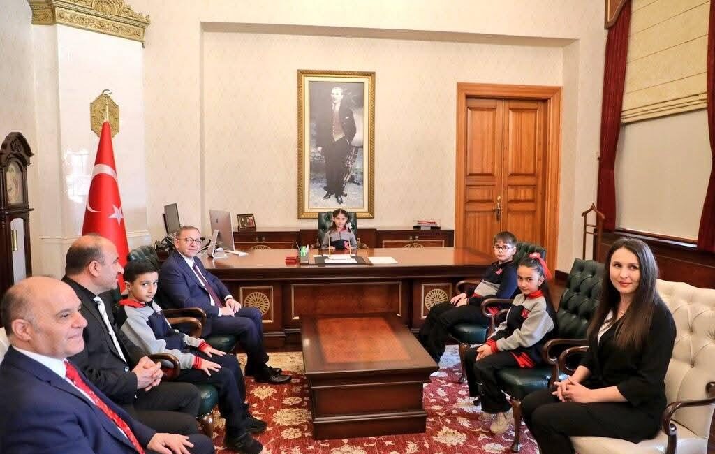 “Küçük hanımlar, küçük beyler…