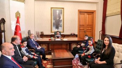 “Küçük hanımlar, küçük beyler… Sizler