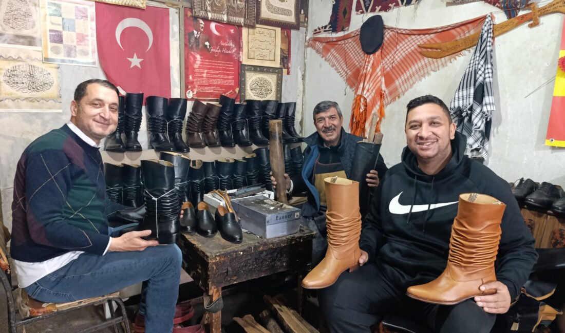 Turgutlu’lu Ayakkabı Ustası Asırlık Ahşap Kalıplarla Körüklü “Efe Çizmesi” Üretiyor Turgutlu’da el yapımı çizme
