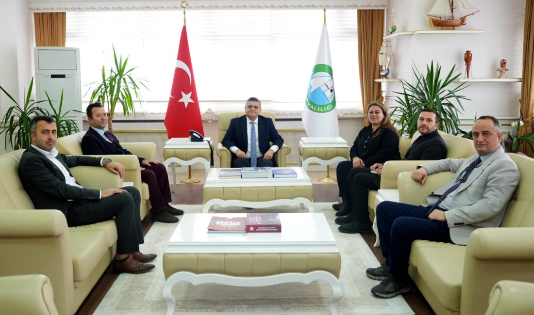 Türk Eğitim-Sen Sinop Şubesinden Vali Özarslan’a Ziyaret: “Koca Meşe” Takdim Edildi Sinop Valisi Dr. Mustafa