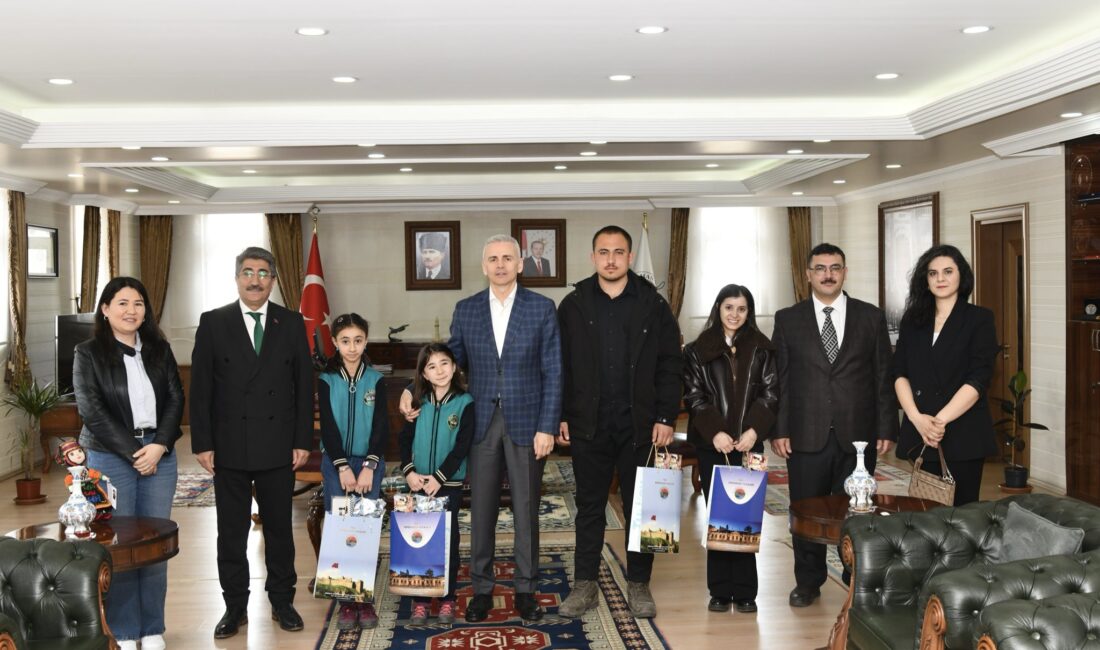Ardahan Valisi Çiçekli’den Kütüphane Haftası’nda Kitap Kurtlarına Ödül 30 Mart – 5
