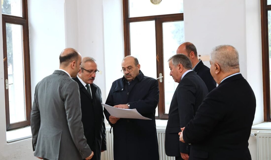Vali İsmail Ustaoğlu Tarihi Okul Binasındaki Restorasyon Çalışmalarını İnceledi SARA ÇETİNKAYA- BALIKESİR /