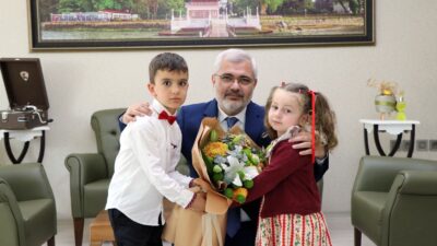 Minik Ellerden Anlamlı Bayrak Sevgisi