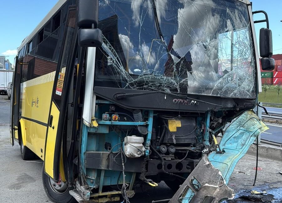 Beylikdüzü’nde Freni Boşalan İETT Otobüsü TIR’a Çarptı: 1 Yaralı İstanbul’un Beylikdüzü ilçesinde freni