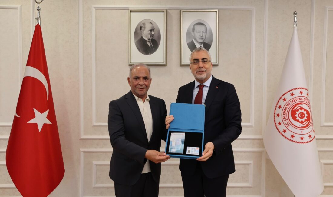 Bakan Işıkhan Girişimci Baqir Ali Sheikh’e Turkuaz Kart Takdim Etti Çalışma ve Sosyal Güvenlik Bakanı