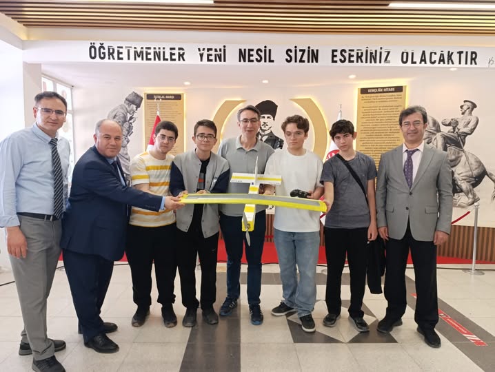 KÜTAHYA SİMAV FEN LİSESİ ÖĞRENCİLERİNDEN YERLİ İHA HAMLESİ Simav Fen Lisesi öğrencileri, kendi
