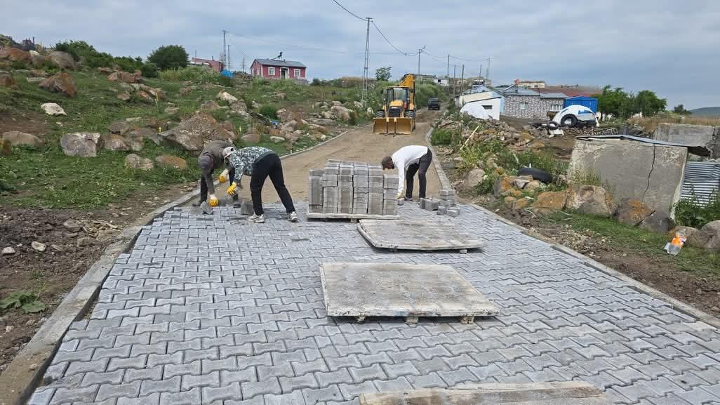 Kars’ta Kırsal Altyapı Atağı: Parke Taşı ve Asfalt Çalışmaları Aralıksız Sürüyor Kars İl Özel İdaresi