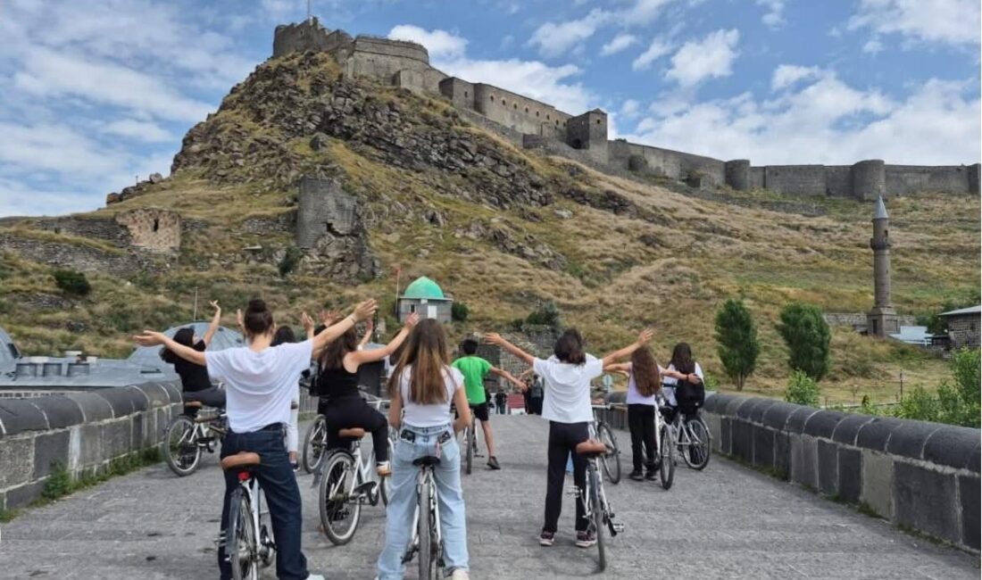 Kars’ta çocuklar, Bedesten bölgesinden