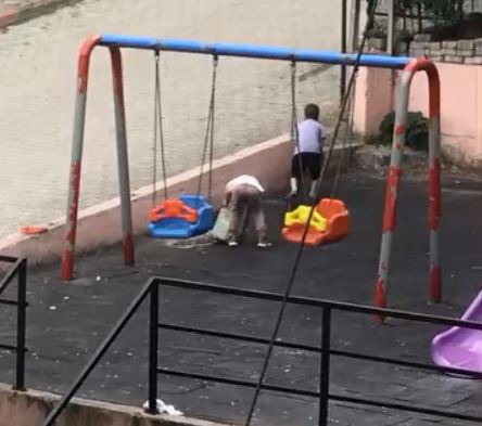 Samsun Canik’te Oyun Oynadıkları Parkı Temizleyen Çocuklar Gündem Oldu Samsun’un Canik ilçesinde örnek