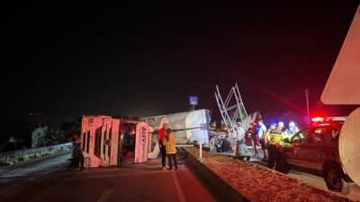 İzmir’in Bayındır ilçesinde şoförünün damperini
