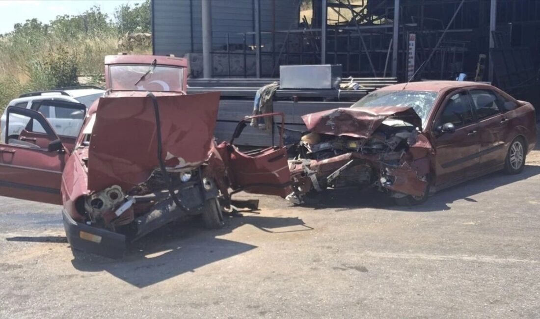 Kütahya’nın Gediz ilçesinde, iki otomobilin