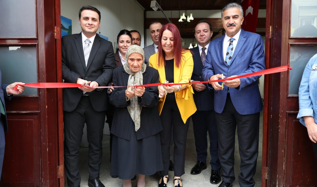 81 Yaşındaki Şahinde Ermiş’in “Ressam Nine” Sergisi Zonguldak’ta Açıldı
