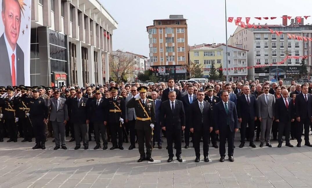Kars’ta Cumhuriyet Bayramı’nın 103. Yıl Coşkusu Çelenk Töreniyle Başladı CEM DAŞDELEN- KARS /