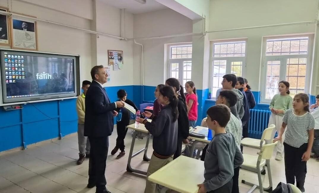 Vali Ziya Polat’tan Türk Bayrağı Sevgisiyle Gündeme Gelen Kardeşlere Okul Ziyareti Kars Valisi Ziya Polat,