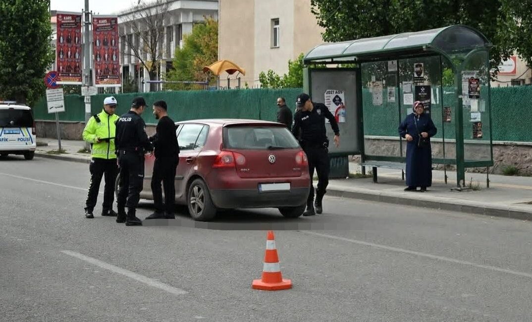 Kars’ta Okul Çevreleri Ve Şehir Girişlerinde Kapsamlı Güvenlik Denetimi Kars Emniyet Müdürlüğü’ne bağlı